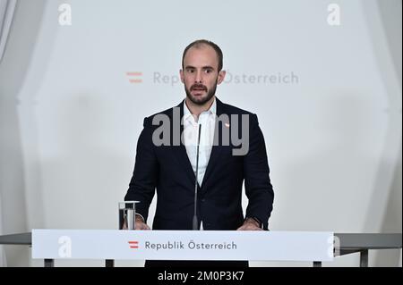 Vienne, Autriche. 7th décembre 2022. Porte devant le Conseil des ministres de la Chancellerie fédérale avec le Secrétaire d'Etat Florian Tursky Banque D'Images