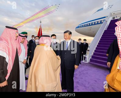 (221207) -- RIYAD, le 7 décembre 2022 (Xinhua) -- le président chinois Xi Jinping est chaleureusement accueilli à son arrivée par le gouverneur de la province de Riyad, le Prince Faisal bin Bandar Al Saud, ministre des Affaires étrangères, le Prince Faisal bin Farhan Al Saud, Le ministre Yasir Al-Rumayyan, qui travaille sur les affaires de la Chine et d'autres membres clés de la famille royale et des hauts fonctionnaires du gouvernement à l'aéroport international du Roi Khalid à Riyad, en Arabie Saoudite, le 7 décembre 2022. Le président chinois Xi Jinping est arrivé ici mercredi après-midi pour assister au premier Sommet Chine-Etats arabes et au Sommet du Conseil de coopération Chine-Golfe (CCG), Banque D'Images