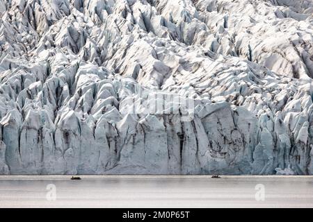 Lagon de Fjallsarlon avec langue de glacier et petits bateaux touristiques Banque D'Images