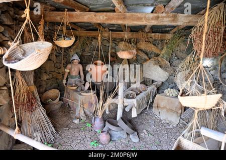 Représentation du quartier vivant dans l'attraction touristique de "Mundo Aborigen" qui présente une série de reconstructions d'habitants originaux de GR Banque D'Images