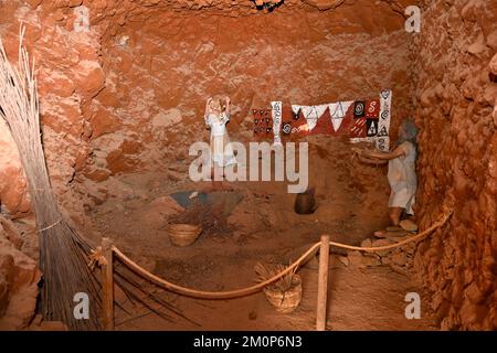 Représentation du quartier vivant dans l'attraction touristique de "Mundo Aborigen" qui présente une série de reconstructions d'habitants originaux de GR Banque D'Images