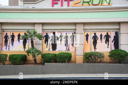 La fresque des coureurs en silhouette orne l'extérieur de LA COURSE FIT 2, centre de fitness dans un centre commercial de Floride. Banque D'Images