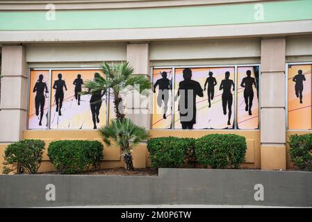 La fresque des coureurs en silhouette orne l'extérieur de LA COURSE FIT 2, centre de fitness dans un centre commercial de Floride. Banque D'Images