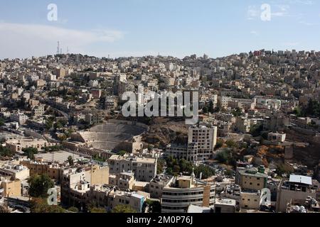 Vue panoramique du théâtre romain dans la capitale Amman, vue de la citadelle, Jordanie Banque D'Images