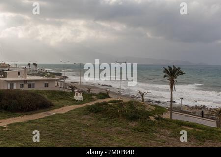 Une journée d'hiver sur la rue de la plage d'Héraklion. Jour nuageux, avec une mer agitée en arrière-plan. Vue sur les vieux murs vénitiens. Banque D'Images