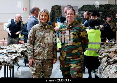 A L'ATTENTION DES ÉDITEURS - DISTRIBUER DES IMAGES - UTILISATION ÉDITORIALE AVEC L'HISTOIRE SUR LE SYSTÈME DE VÊTEMENTS DE DÉFENSE BELGE UNIQUEMENT - CRÉDIT OBLIGATOIRE DÉFENDSIE/Rosalie Schallon distribuer des images publiées le mercredi 07 décembre 2022, Par DEFONSIE/Rosalie Schallon show le ministre de la Défense Ludivinous Dedonder photographié lors du lancement du système de vêtements de défense belge à Grobbendonk. Cette nouvelle tenue opérationnelle sera mise à la disposition du personnel militaire de la composante terrestre, aérienne et médicale.BELGA PHOTO Banque D'Images