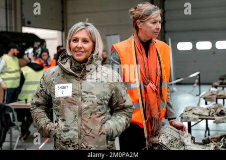 A L'ATTENTION DES ÉDITEURS - DISTRIBUER DES IMAGES - UTILISATION ÉDITORIALE AVEC L'HISTOIRE SUR LE SYSTÈME DE VÊTEMENTS DE DÉFENSE BELGE UNIQUEMENT - CRÉDIT OBLIGATOIRE DÉFENDSIE/Rosalie Schallon distribuer des images publiées le mercredi 07 décembre 2022, Par DEFONSIE/Rosalie Schallon show le ministre de la Défense Ludivinous Dedonder photographié lors du lancement du système de vêtements de défense belge à Grobbendonk. Cette nouvelle tenue opérationnelle sera mise à la disposition du personnel militaire de la composante terrestre, aérienne et médicale.BELGA PHOTO Banque D'Images