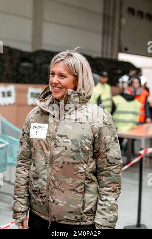 A L'ATTENTION DES ÉDITEURS - DISTRIBUER DES IMAGES - UTILISATION ÉDITORIALE AVEC L'HISTOIRE SUR LE SYSTÈME DE VÊTEMENTS DE DÉFENSE BELGE UNIQUEMENT - CRÉDIT OBLIGATOIRE DÉFENDSIE/Rosalie Schallon distribuer des images publiées le mercredi 07 décembre 2022, Par DEFONSIE/Rosalie Schallon show le ministre de la Défense Ludivinous Dedonder photographié lors du lancement du système de vêtements de défense belge à Grobbendonk. Cette nouvelle tenue opérationnelle sera mise à la disposition du personnel militaire de la composante terrestre, aérienne et médicale.BELGA PHOTO Banque D'Images