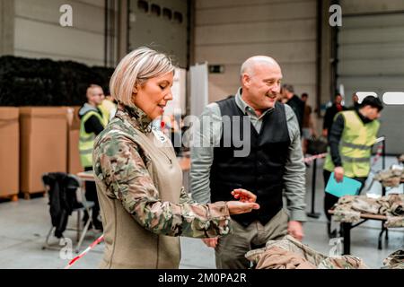 A L'ATTENTION DES ÉDITEURS - DISTRIBUER DES IMAGES - UTILISATION ÉDITORIALE AVEC L'HISTOIRE SUR LE SYSTÈME DE VÊTEMENTS DE DÉFENSE BELGE UNIQUEMENT - CRÉDIT OBLIGATOIRE DÉFENDSIE/Rosalie Schallon distribuer des images publiées le mercredi 07 décembre 2022, Par DEFONSIE/Rosalie Schallon show le ministre de la Défense Ludivinous Dedonder photographié lors du lancement du système de vêtements de défense belge à Grobbendonk. Cette nouvelle tenue opérationnelle sera mise à la disposition du personnel militaire de la composante terrestre, aérienne et médicale.BELGA PHOTO Banque D'Images