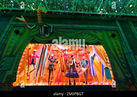 Paris, France-04 décembre , 2022 : la vitrine de Noël dans le centre commercial du Printemps sur le boulevard Haussmann dans le 9th arrondissement de Paris . Banque D'Images