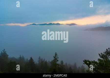 Strecno: Les montagnes de Mala Fatra dans la brume matinale au lever du soleil à , , Slovaquie Banque D'Images