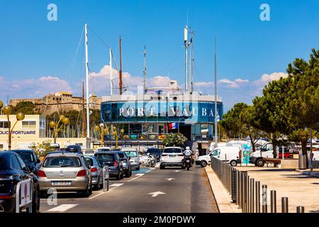 Antibes, France - 4 août 2022: Vue panoramique Port Vauban et port de plaisance avec bâtiment Captaincy au large de l'azur coût de la mer Méditerranée Banque D'Images