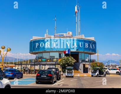 Antibes, France - 4 août 2022: Vue panoramique Port Vauban et port de plaisance avec bâtiment Captaincy au large de l'azur coût de la mer Méditerranée Banque D'Images