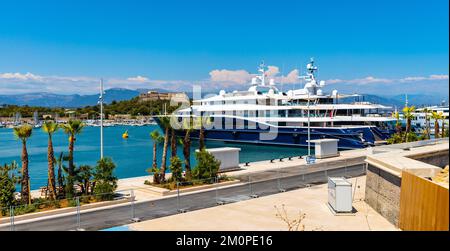 Antibes, France - 4 août 2022 : vue panoramique du port Vauban avec des yachts exclusifs amarrés à la marina piers onshore Azure coût de la mer Méditerranée Banque D'Images