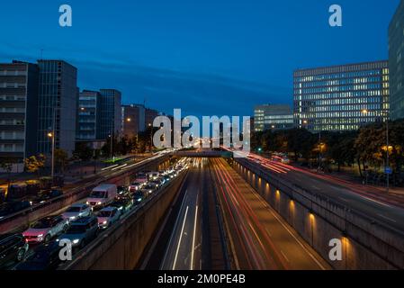 Une heure chargée sur une motoway près de la plaza de espanya à Barcelone en espagne. Les voitures se moissent sur l'autoroute la nuit Banque D'Images