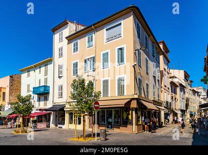 Antibes, France - 4 août 2022 : place des martyrs de la résistance et rue de la République dans la vieille ville historique d'Antibes Banque D'Images