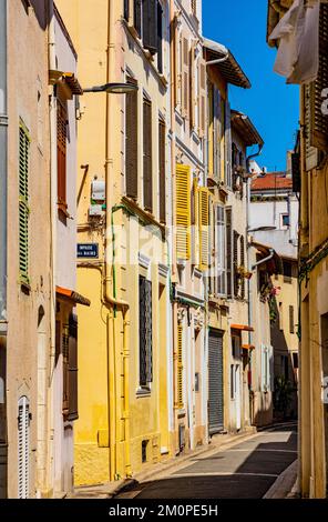 Antibes, France - 4 août 2022: Rue des bains rue avec maisons anciennes colorées dans la vieille ville historique d'Antibes station ville onshore Azure coût Banque D'Images