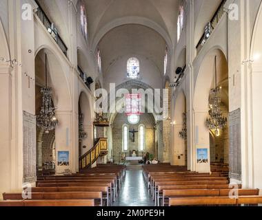 Antibes, France - 4 août 2022 : nef et presbytère principal de notre Dame de l'Immaculée conception Cathédrale église dans la vieille ville historique d'Antibes resor Banque D'Images