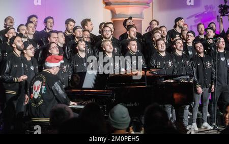 Hambourg, Allemagne. 07th décembre 2022. Le chœur d'hommes de loisirs de Hambourg, Goldkehlchen, donne son concert de Noël traditionnel dans le Kulturkirche Altona. Credit: Markus Scholz/dpa/Alay Live News Banque D'Images