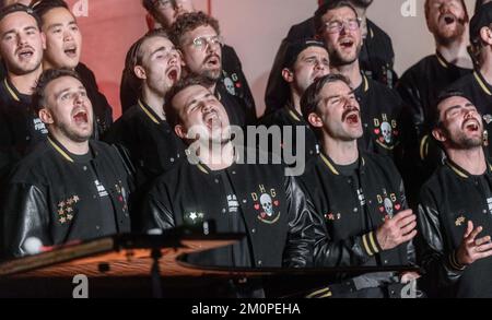 Hambourg, Allemagne. 07th décembre 2022. Le chœur d'hommes de loisirs de Hambourg, Goldkehlchen, donne son concert de Noël traditionnel dans le Kulturkirche Altona. Credit: Markus Scholz/dpa/Alay Live News Banque D'Images