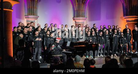 Hambourg, Allemagne. 07th décembre 2022. Le chœur d'hommes de loisirs de Hambourg, Goldkehlchen, donne son concert de Noël traditionnel dans le Kulturkirche Altona. Credit: Markus Scholz/dpa/Alay Live News Banque D'Images