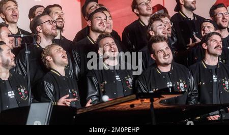 Hambourg, Allemagne. 07th décembre 2022. Le chœur d'hommes de loisirs de Hambourg, Goldkehlchen, donne son concert de Noël traditionnel dans le Kulturkirche Altona. Credit: Markus Scholz/dpa/Alay Live News Banque D'Images