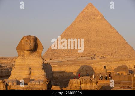 Les pyramides de Gizeh et du Sphinx, vu dans la lumière du matin au Caire, en Égypte Banque D'Images