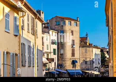 Antibes, France - 4 août 2022 : place Jacques Audiberti avec maisons anciennes et colorées dans la vieille ville historique d'Antibes Banque D'Images