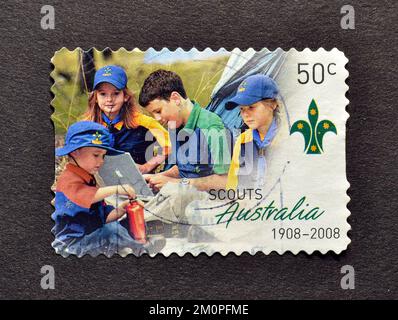 Timbre-poste annulé imprimé par l'Australie, qui montre Scouts, vers 2008, 100th anniversaire. Banque D'Images