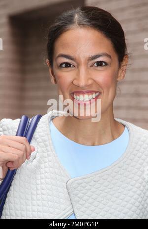 **PHOTO DU DOSSIER** Alexandria Ocasio-Cortez sous enquête du Comité d'éthique de la Chambre. NEW YORK, NY - JUIN 28: Alexandrie Ocasio-Cortez, candidate démocrate pour le Congressional District 14th de New York, situé dans le Bronx, est repéré à 'The View' avec sa mère Blanca Ocasio-Cortez à New York, New York, sur 28 juin 2018. Crédit photo : Rainmaker photo/MediaPunch Banque D'Images