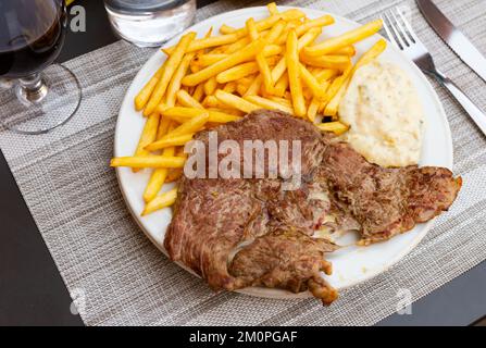 Rôti de veau servi avec des pommes de terre frites Banque D'Images