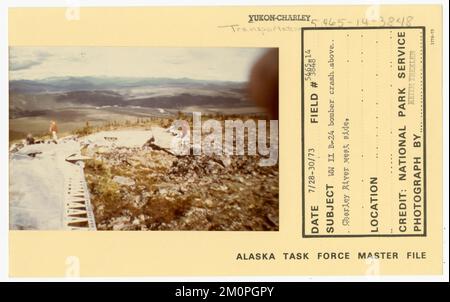 Crash d'un bombardier B-24 de la Seconde Guerre mondiale au-dessus du côté ouest de la rivière Charley. Photographies du Groupe de travail de l'Alaska Banque D'Images