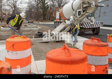 Detroit, Michigan - les travailleurs versent du ciment pour un nouveau trottoir qui est en cours de reconstruction. Banque D'Images