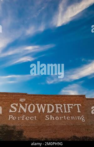 Publicité sur un mur de briques pour le shortening Snowdrift le long de la route 66 à Winslow, Arizona, États-Unis [aucune autorisation de propriété ; licence éditoriale uniquement] Banque D'Images