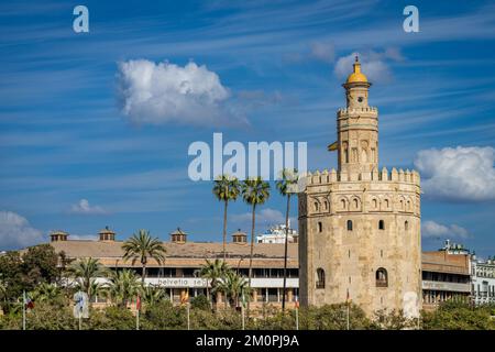 Séville, Espagne, 10 mars 2022. La Torre del Oro dans la ville de Séville, en Andalousie, Espagne. Banque D'Images