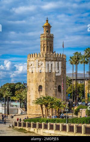 Séville, Espagne, 10 mars 2022. La Torre del Oro dans la ville de Séville, en Andalousie, Espagne. Banque D'Images
