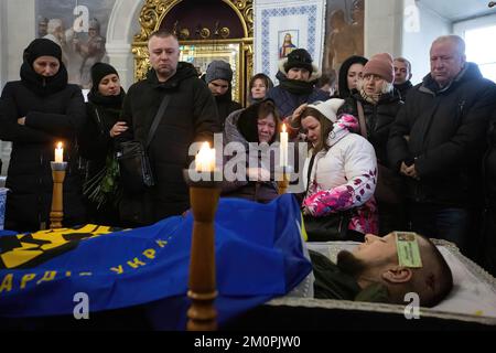 Kiev, Ukraine. 6th décembre 2022. (Note de l'éditeur: L'image dépeint la mort) .les parents, les amis et les frères-dans-les-bras pleurent près du cercueil avec le corps du militaire ukrainien Oleksandr Kutovyi avec le pseudonyme Troy, qui est mort au combat. Selon les autorités ukrainiennes, plus de 10 000 soldats ukrainiens ont perdu la vie en 2022, en bataille contre l’armée russe. (Credit image: © Oleksii Chumachenko/SOPA Images via ZUMA Press Wire) Banque D'Images