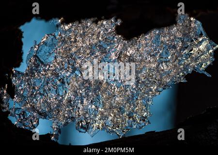 La texture d'un morceau de glace photographié à travers la lumière Banque D'Images