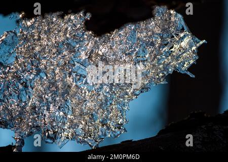 La texture d'un morceau de glace photographié à travers la lumière Banque D'Images