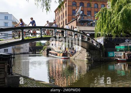 Passerelle au-dessus du canal Regents, Camden Lock, Camden Town, Londres Angleterre Royaume-Uni Banque D'Images