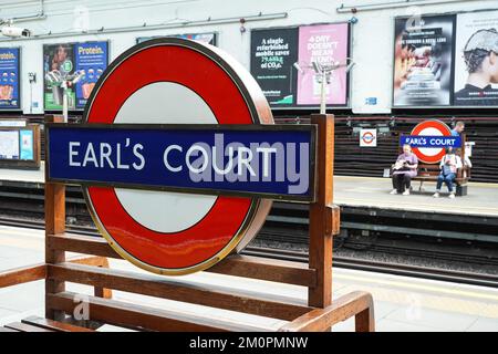 Métro Earl's court, panneau circulaire de la station de métro à Londres Angleterre Royaume-Uni Banque D'Images