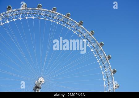London Eye Ferris Wheel capsules sur ciel bleu clair, Londres Angleterre Royaume-Uni Banque D'Images