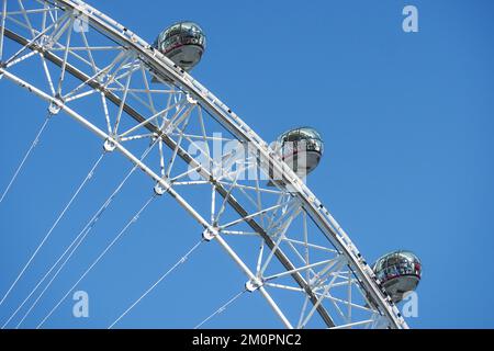 London Eye Ferris Wheel capsules sur ciel bleu clair, Londres Angleterre Royaume-Uni Banque D'Images