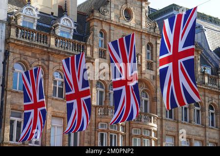 Union Jack, drapeau britannique surplombant la rue à Londres, Angleterre Royaume-Uni Banque D'Images