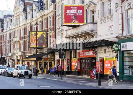 L'Apollo Theatre et le Lyric Theatre à West End sur Shaftesbury Avenue, Londres Angleterre Royaume-Uni Banque D'Images