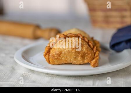 Frit des empanadas argentines sur une assiette blanche. Banque D'Images