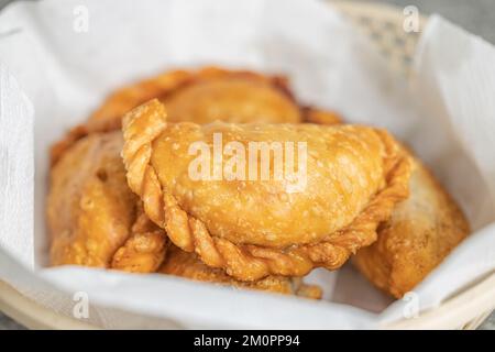 Gros plan des empanadas argentines frits. Banque D'Images