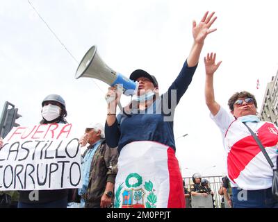 Pérou, 07/12/2022, "Castillo Corrupt" peut être lu dans une bannière quand des centaines de citoyens, certains enveloppés dans le drapeau péruvien, prennent dans les rues pour célébrer le retrait du Président Pedro Castillo. Castillo a été destitué par le Congrès pour "l'incapacité orale" après avoir tenté un coup d'Etat manqué qui a cherché à fermer le Congrès et le pouvoir judiciaire. Banque D'Images