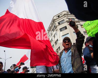 Pérou, 07/12/2022, des centaines de citoyens, certains enveloppés dans le drapeau péruvien, prennent la rue pour célébrer le retrait du Président Pedro Castillo. Castillo a été destitué par le Congrès pour "l'incapacité orale" après avoir tenté un coup d'Etat manqué qui a cherché à fermer le Congrès et le pouvoir judiciaire. Banque D'Images