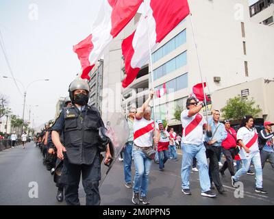 Pérou, 07/12/2022, des centaines de citoyens, certains enveloppés dans le drapeau péruvien, prennent la rue pour célébrer le retrait du Président Pedro Castillo. Castillo a été destitué par le Congrès pour "l'incapacité orale" après avoir tenté un coup d'Etat manqué qui a cherché à fermer le Congrès et le pouvoir judiciaire. Banque D'Images